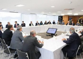 Foto da reunião realizada entre Bolsonaro e ministros dia 22 de abril citada por Sergio Moro como prova de interferência do presidente na PF (Foto: Divulgação/Marcos Corrêa/PR)