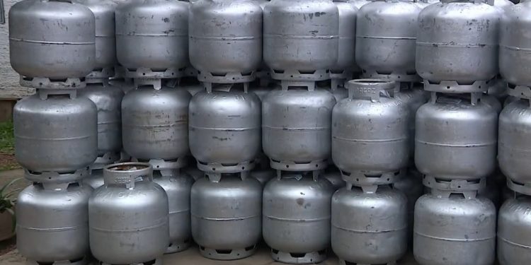 Moradores de Crato, Juazeiro do Norte e Barbalha são beneficiados com vale-gás; veja lista