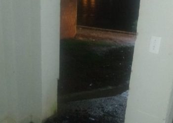 A porta da sede da Prefeitura de Granjeiro foi atingida por tiros durante a madrugada (Foto: Reprodução/Prefeitura de Granjeiro)