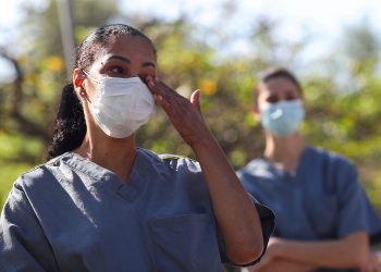 Profissionais de saúde em homenagem à colega de trabalho Maria dos Santos, uma enfermeira que morreu da doença por coronavírus, no Hospital Dr. Jose Soares Hungria, em São Paulo (Foto: Amanda Perobelli/Reuters)