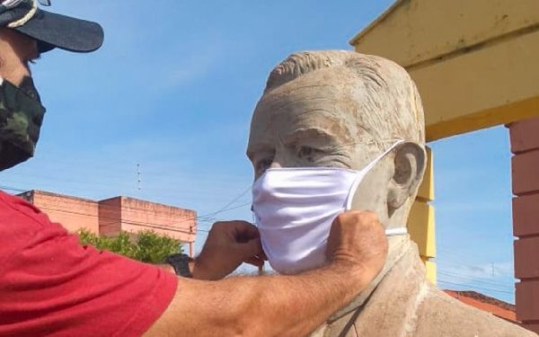 Estátuas recebem máscaras em campanha contra a disseminação do novo coronavírus em Várzea Alegre