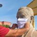 Estátuas recebem máscaras em campanha contra a disseminação do novo coronavírus em Várzea Alegre