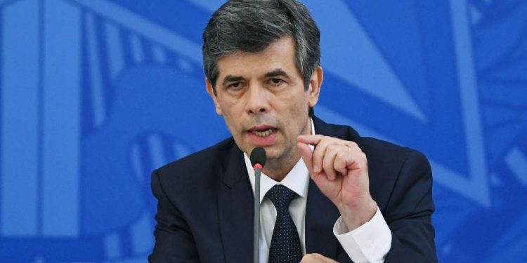 Sob Teich, Brasil reduz compra de respirador e EPI e investe 10 vezes menos