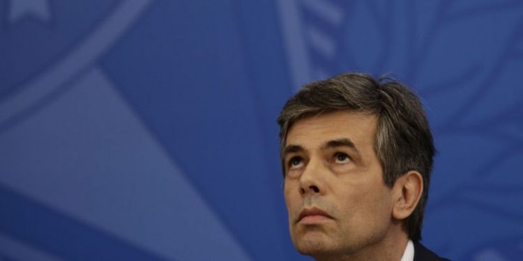 Coronavírus: Ministro da Saúde defende distanciamento social; Bolsonaro é contra