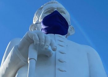 Além da estátua do Padre Cícero, outros monumentos, como Frei Damião, São Francisco e Seu Lunga, também receberão as máscaras de proteção (Foto: Edison Freitas)