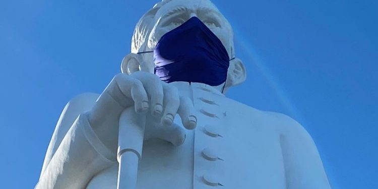 Além da estátua do Padre Cícero, outros monumentos, como Frei Damião, São Francisco e Seu Lunga, também receberão as máscaras de proteção (Foto: Edison Freitas)
