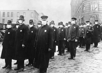 Policiais de Seattle vestindo máscaras cirúrgicas durante a pandemia de 1918 (Foto: Wikimedia Commons)