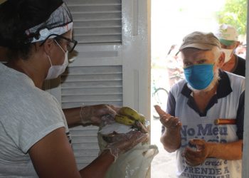 Entrega de quentinhas a famílias em situação de vulnerabilidade na cidade de Iguatu (Foto: Honório Barbosa)