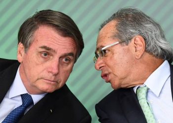 O presidente Jair Bolsonaro e o ministro da Economia, Paulo Guedes, durante cerimônia no Palácio do Planalto (Foto: Evaristo Sá/AFP)