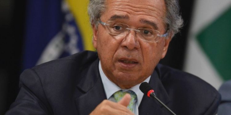 Guedes admite prorrogar auxílio emergencial por 1 ou 2 meses; valor será menor