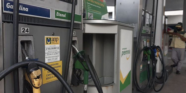 Em meio a pandemia, Petrobras vai subir preço da gasolina em 12% nas refinarias