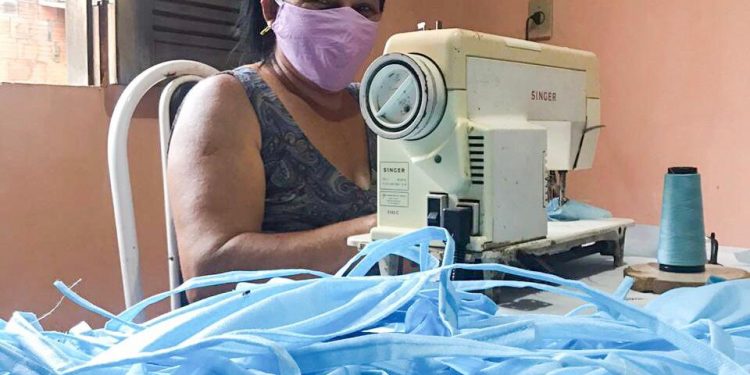 Covid-19: Famílias beneficiadas pelo Projeto Paulo Freire confeccionam máscaras