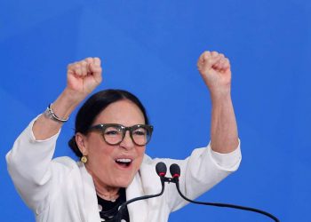 Após “fritura”, Bolsonaro demite Regina Duarte da secretaria de Cultura