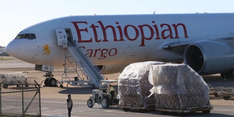 Mais 200 respiradores comprados pelo Governo do Ceará chegam em avião vindo da China