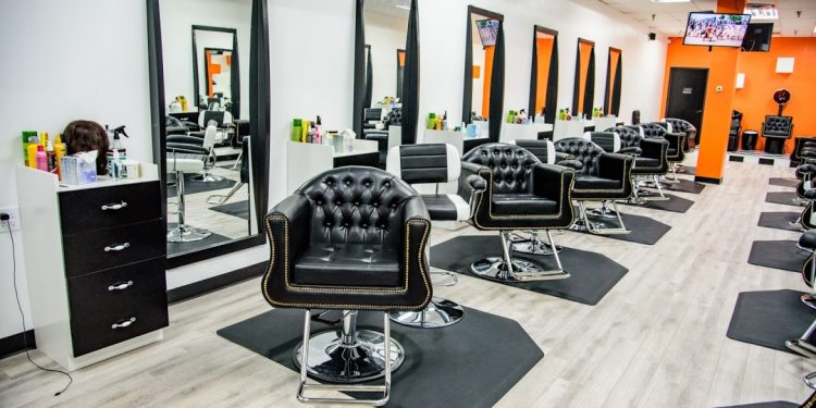 Salões de beleza e barbearias vão continuar fechados no Ceará, decide STF