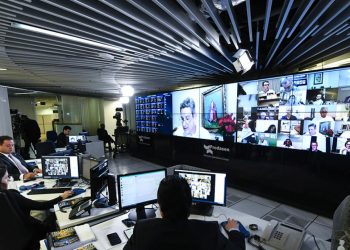 Sessão deliberativa remota do Senado Federal realizada a partir da sala de controle da Secretaria de Tecnologia da Informação (Prodasen (Foto: Agência Senado)