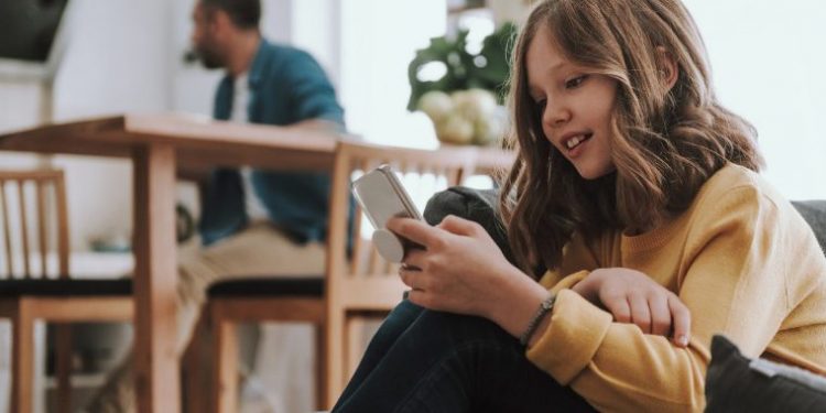 Uso excessivo do celular na quarentena pode causar danos à visão