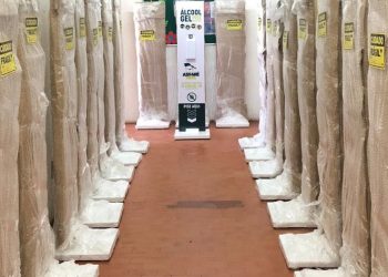 Os equipamentos possuem um sistema de dispensação do produto que deve ser acionado na base, com ajuda dos pés, evitando contato pelas mãos
(Foto: Divulgação/Secretaria de Saúde)