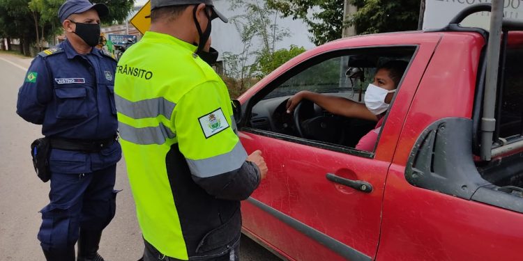 Primeiro dia de lockdown em Crato tem aglomeração e barreiras sanitárias