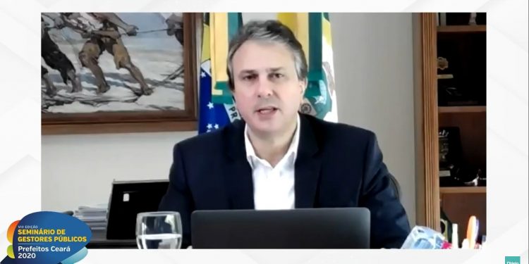 Camilo Santana faz balanço das ações de combate ao coronavírus e reforça importância da parceria com os municípios