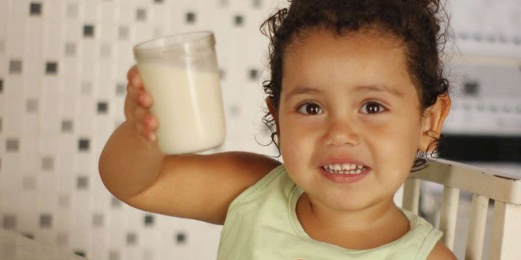 Governo do Ceará doará 12 milhões de litros de leite para 196 mil pessoas de baixa renda