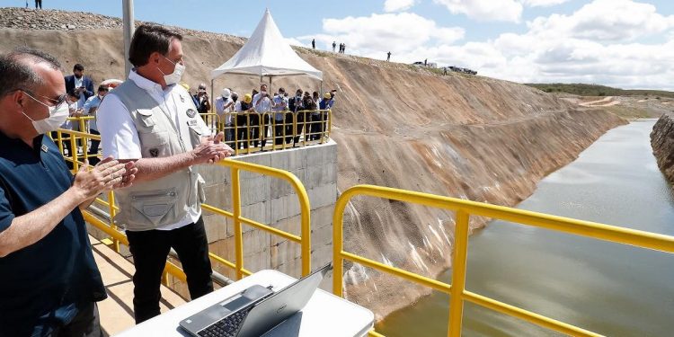 Ministro Rogério Marinho ao lado do presidente Jair Bolsonaro no evento de inauguração da transposição no Ceará
(Foto: Isac NóbregaPR)