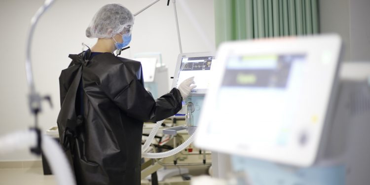 Governo do Ceará amplia leitos exclusivos para tratamento de coronavírus em 34 municípios cearenses