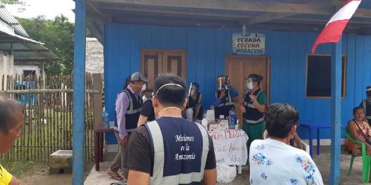 Grupo evangélico injeta medicamento veterinário em milhares de pessoas para a Covid-19