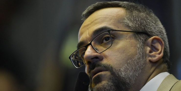 Em dia difícil para Bolsonaro, Weintraub anuncia saída do Ministério da Educação