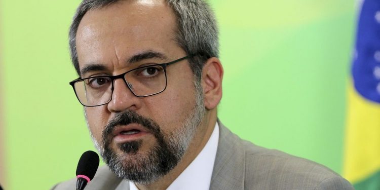 Weintraub deixa o Brasil e já está nos EUA; Bolsonaro publica demissão do ex-ministro