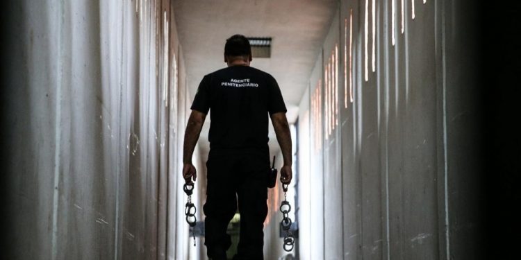 Agente penitenciário negociava celulares com presos e planejava levar armas e dar apoio a fuga em presídio do Ceará