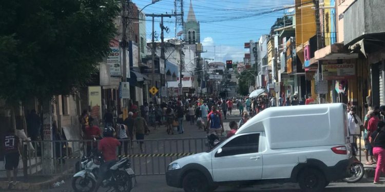 Cidades do interior em lockdown registram elevado fluxo de pessoas nas ruas