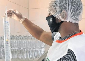 Fábrica Escola de cana-de-açúcar produz e doa álcool 70% no Cariri