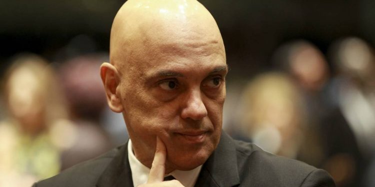 Criticado pelo governo, Alexandre de Moraes é sorteado relator da ação que cobra publicidade dos dados da pandemia