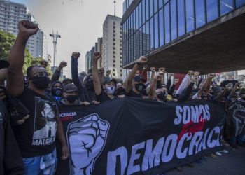 Coletivos de futebol antifascistas e a Gaviões da Fiel realizam ato pela democracia na avenida Paulista (Foto: Marlene Bergamo/Folhapress)