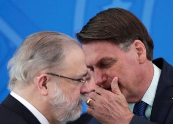 Presidente Jair Bolsonaro conversa com procurador-geral da República, Augusto Aras, no Palácio do Planalto (Foto: Reprodução)