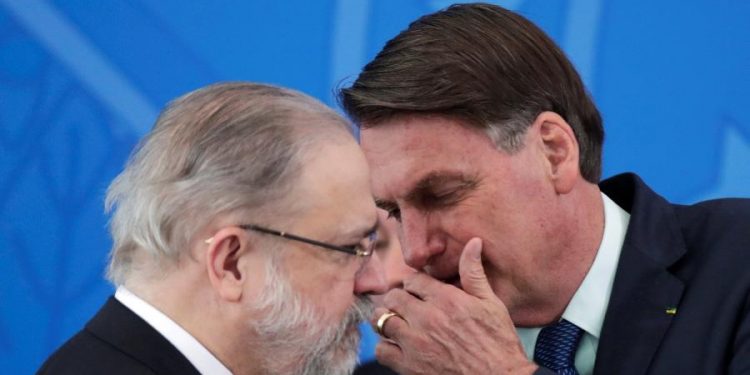 Presidente Jair Bolsonaro conversa com procurador-geral da República, Augusto Aras, no Palácio do Planalto (Foto: Reprodução)