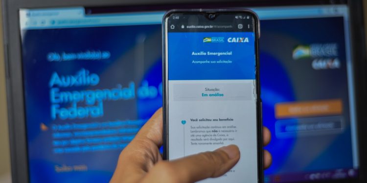 Bolsonaro diz que vetará auxílio extra de R$ 600 e teme ‘paraíso da agiotagem’