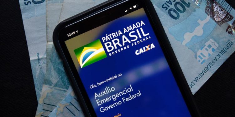 Membros de facção criminosa e foragidos que receberam auxílio emergencial são presos no Ceará