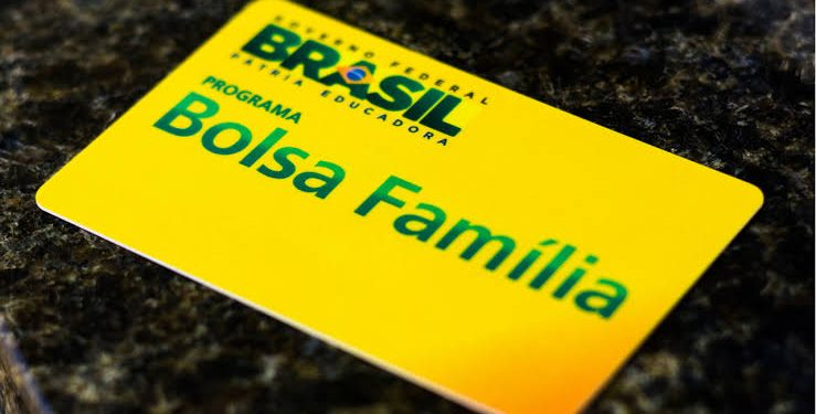 Após polêmica, governo desiste de usar verba do Bolsa Família em publicidade oficial