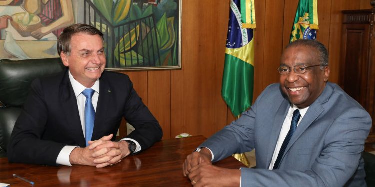 Erros no currículo de novo ministro ameaçam permanência no MEC