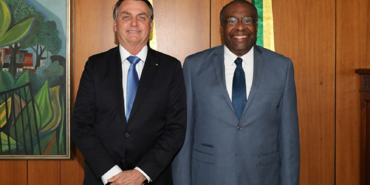 Por inconsistência no currículo, Bolsonaro já estuda nomes para assumir Educação no lugar de Decotelli