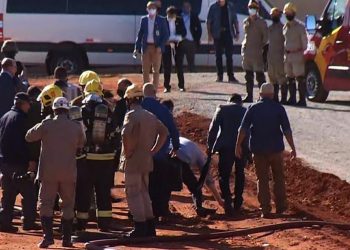 Presidente Jair Bolsonaro cai ao tropeçar em mangueira durante inauguração do Hospital de Campanha de Águas Lindas de Goiás (Foto: Reprodução/TV Globo)