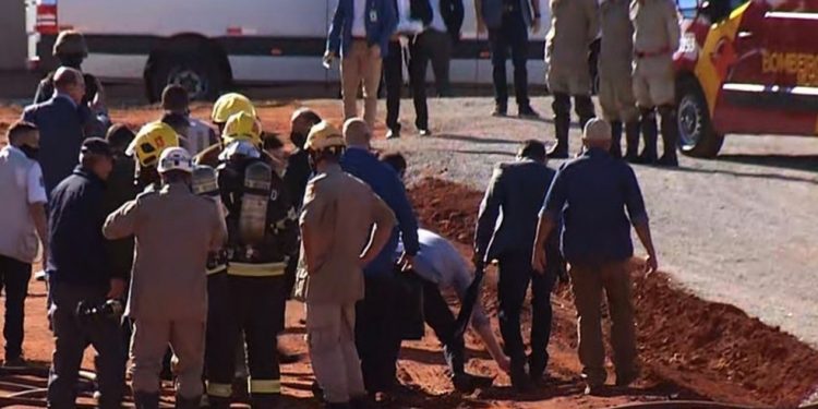 Bolsonaro vai sem máscara inaugurar hospital de campanha, escorrega e cai