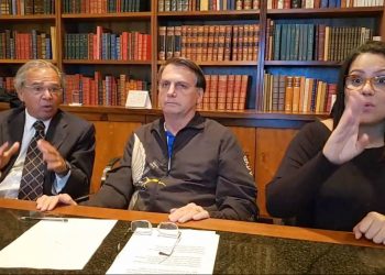 Live da semana do presidente Jair Bolsonaro (sem partido) e com o ministro da Economia Paulo Guedes (Foto: Reprodução/Facebook)