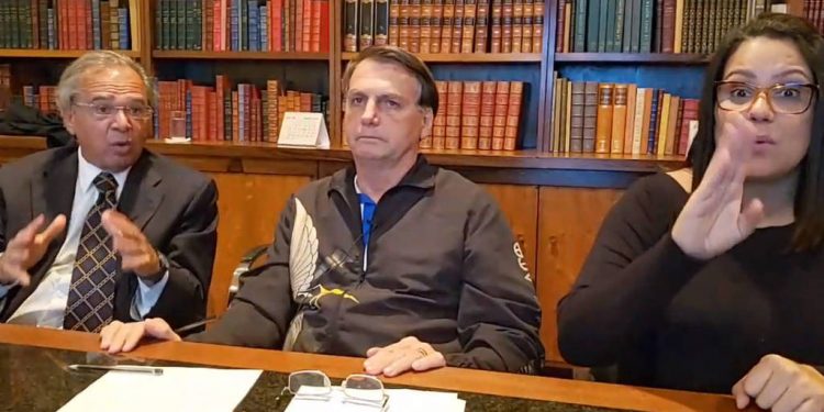 Live da semana do presidente Jair Bolsonaro (sem partido) e com o ministro da Economia Paulo Guedes (Foto: Reprodução/Facebook)