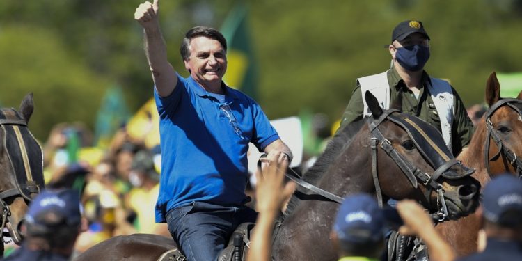 Justiça Federal obriga Bolsonaro a usar máscara em espaços públicos do DF