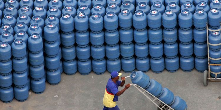Petrobras reajusta em 5% preço do gás de cozinha