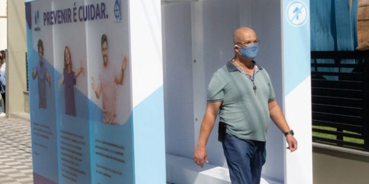 Uso de cabines para desinfectar pessoas causa controvérsia no Interior