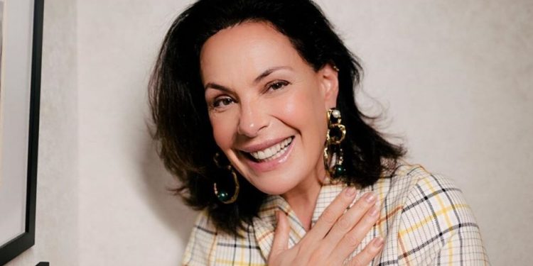 Carolina Ferraz é contratada pela Record para apresentar Domingo Espetacular